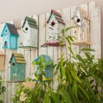 Къщички за птици на оградата