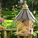 Birdhouse w ogrodzie