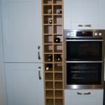Уградбене полице за флаше у кухињи