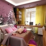 Gula gardiner i ett rosa rum
