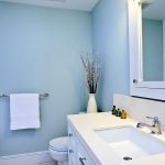 Mėlynos sienos vonios kambaryje