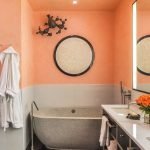 Orange väggar i badrummet