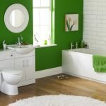 Gröna väggar i badrummet
