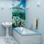 Modrá a bílá v designu koupelny