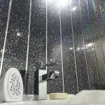 Panneaux en plastique noir dans la salle de bain