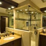 Kylpyhuone läpinäkyvällä suihkulla