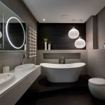 Juodas vonios kambarys su veidrodžiu