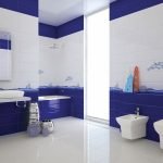 Niebieskie płytki w białej łazience