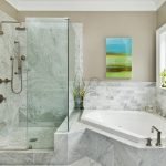 Carreaux de marbre dans la salle de bain