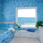 Mosaico blu nella finitura del bagno