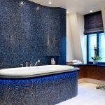 Mosaico azul oscuro en el diseño del baño.