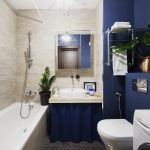 Modré a sivé dlaždice v kúpeľni
