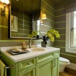 Kombinasjonen av lysegrønn og grå i designen av badet