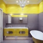 Phòng tắm màu vàng và màu xám