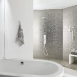 Color gris en el diseño de un baño moderno.