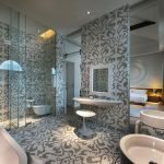 Glass in the design of the bathroom