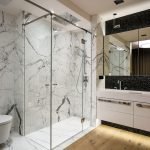 Petite salle de bain de style moderne