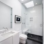 Vit färg i designen av ett litet badrum