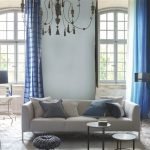Grau-blaue Farbe im Wohnzimmer