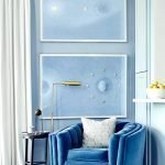 Dinding dicat dengan warna biru