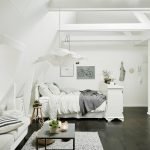 Бяла спалня със сив под