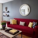 Rød sofa med mønster