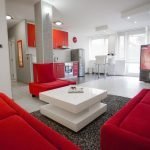 Røde møbler i stuen på kjøkkenet