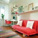 Црвени кауч у спаваћој соби за тинејџера