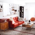 Ljus scharlakansröd soffa i vardagsrummet