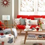 Kombinácia červenej a šedej v obývacej izbe