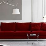 Sofá de terciopelo rojo oscuro en la sala de estar