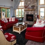 Røde sofaer med hvit skrånende