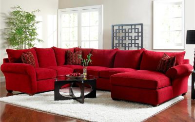 Röd soffa i interiören