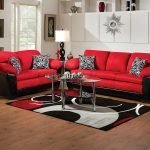 Røde og svarte sofaer i stuen