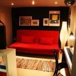 Καναπές σε ένα μικρό υπνοδωμάτιο