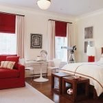 Sofa og rød tekstil