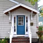 Hvit veranda med blå dør