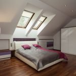 Dormitor cu ferestre peste pat
