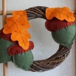 Wreath na may mga acorn
