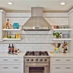 Hvitt kjøkken med metallhette