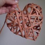 Jantung yang diperbuat daripada tiub akhbar