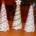 Χριστουγεννιάτικα δέντρα από σωλήνες εφημερίδων