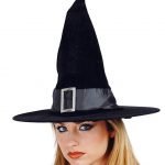 Senhora de chapéu de bruxa