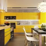 Mutfakta sarı mobilya