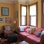 Fuchsia sofa i stuen