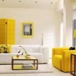 Κίτρινες προθέσεις σε ένα φωτεινό σαλόνι