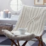 Housse tricotée sur une chaise confortable
