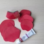 Coloriamo i petali con vernice acrilica