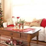 Pokok Krismas kecil berhampiran sofa