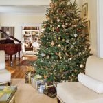 Flauschiger Weihnachtsbaum im Wohnzimmer.